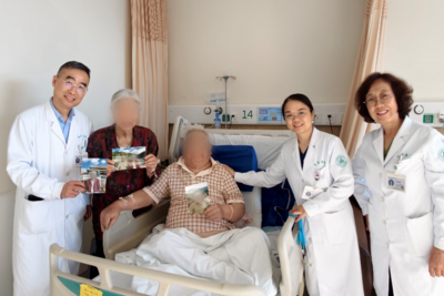 青岛这个医院病房里的特殊“登高礼”，把秋日山河送到长者床前
