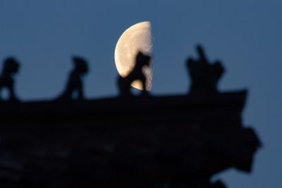 半个月亮爬上来：年度最大下弦月3日亮相夜空