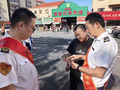 擦亮城市文明窗口！团岛农贸市场外活跃着一群青岛巴士志愿者