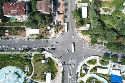 搭建起城景融合的连接枢纽！东海路麦岛路路口人行过街地道全面交付通行