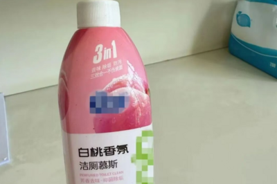 云南一老人替孙子尝“白桃饮料”后口腔食道灼烧，仔细一看竟是洁厕慕斯……