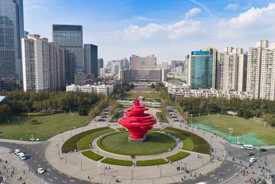 今天，青岛一键切换“中国红”模式！