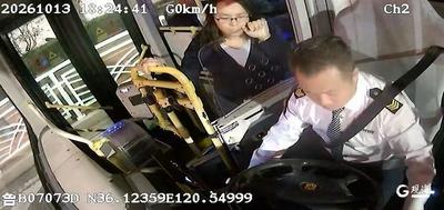 一通表扬电话揭开温情一幕：青岛巴士驾驶员紧急救助突发不适乘客