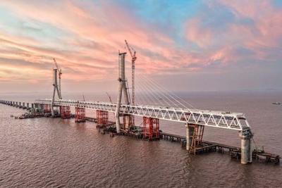世界最长跨海高铁桥梁首个航道桥合龙