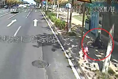 青岛街头又现暖心故事！公交司机联手热心乘客救助摔倒老人