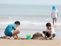 亲子、冲浪……石老人海水浴场化身“百变游乐场”