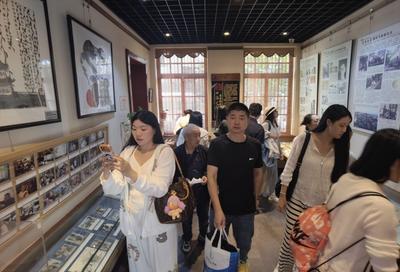 国庆假期，在美术馆与老舍故居，读懂青岛的文化温度