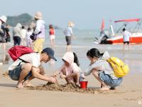 亲子、冲浪……石老人海水浴场化身“百变游乐场”