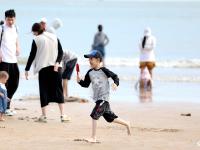 亲子、冲浪……石老人海水浴场化身“百变游乐场”