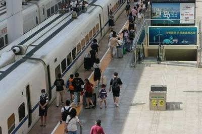 全国铁路今天预计发送旅客2415万人次