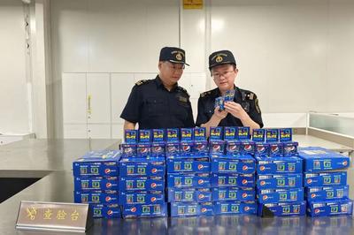 青岛胶东机场海关查获侵权捏捏乐玩具288件 