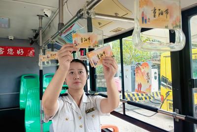 低地板公交、志愿者驻站……青岛温馨巴士多线联动铺就银龄安稳出行路