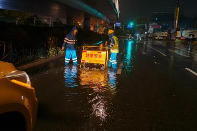 风雨中彻夜坚守！青岛排水铁军全力筑牢防汛安全屏障