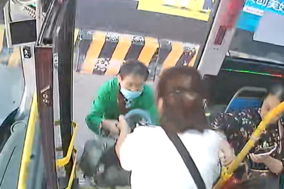 青岛巴士十米车厢暖意浓，乘务员两次帮扶显真情