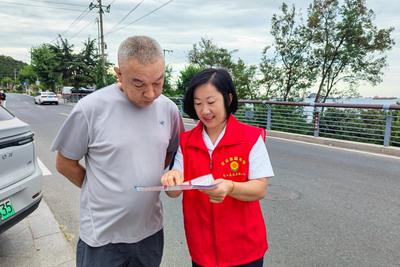 “红马甲”点亮校园周边！青岛校车“流动课堂”传递绿色文明出行理念