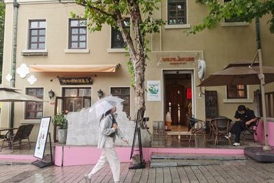 青岛今天阴有分散性阵雨转多云，市区最高气温23℃，最低气温14℃