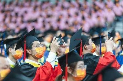 国务院学位办发布《关于做好专业学位研究生以实践成果申请学位工作的意见》